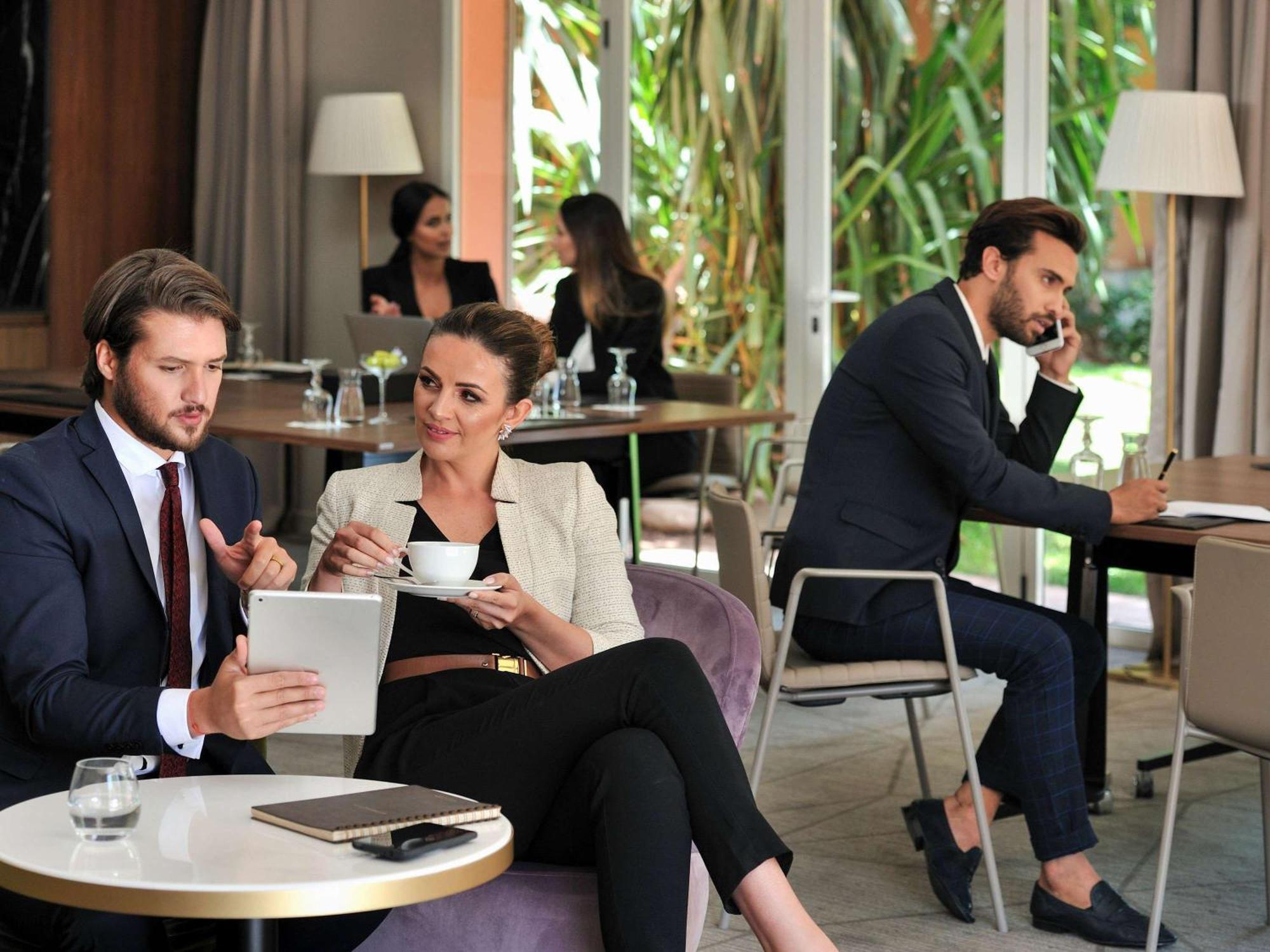 โซฟิเทล มาร์ราเคช เลานจ์ แอนด์ สปา โฮเต็ล Hotel มาร์ราเกช ภายนอก รูปภาพ Businesspeople working in a hotel