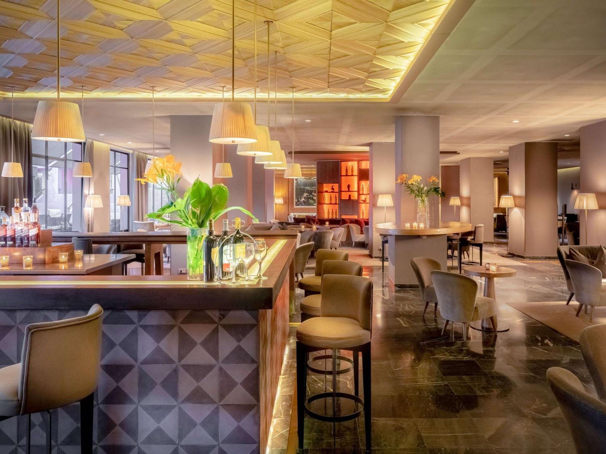 โซฟิเทล มาร์ราเคช เลานจ์ แอนด์ สปา โฮเต็ล Hotel มาร์ราเกช ภายนอก รูปภาพ The bar at the hotel