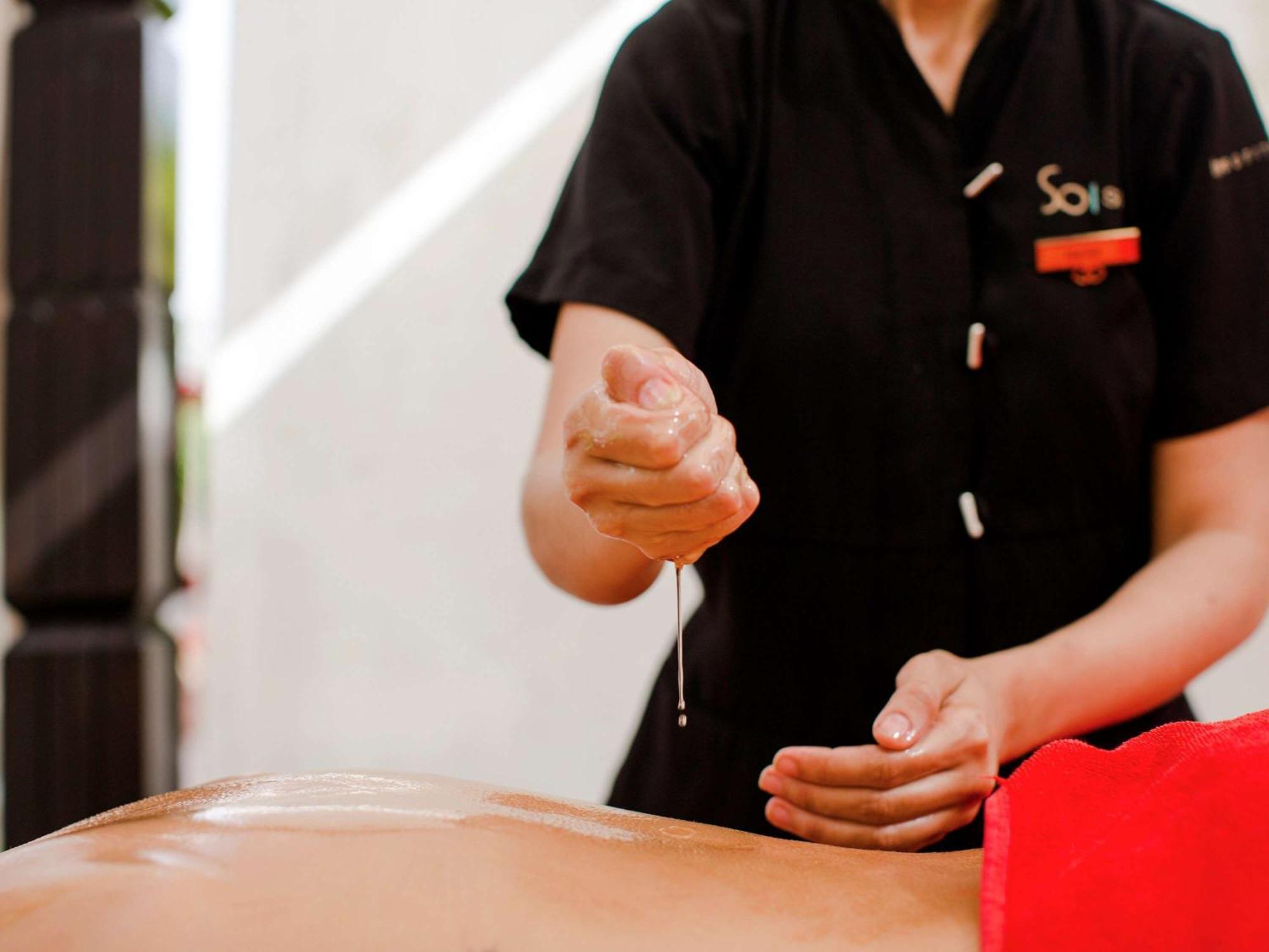 โซฟิเทล มาร์ราเคช เลานจ์ แอนด์ สปา โฮเต็ล Hotel มาร์ราเกช ภายนอก รูปภาพ Acupuncturist preparing to tap needle into skin