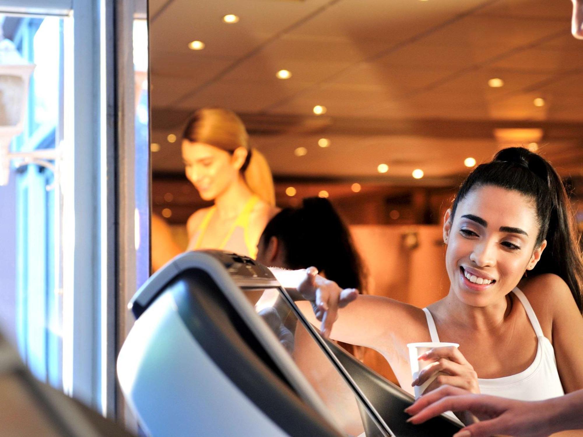 โซฟิเทล มาร์ราเคช เลานจ์ แอนด์ สปา โฮเต็ล Hotel มาร์ราเกช ภายนอก รูปภาพ A woman using a treadmill