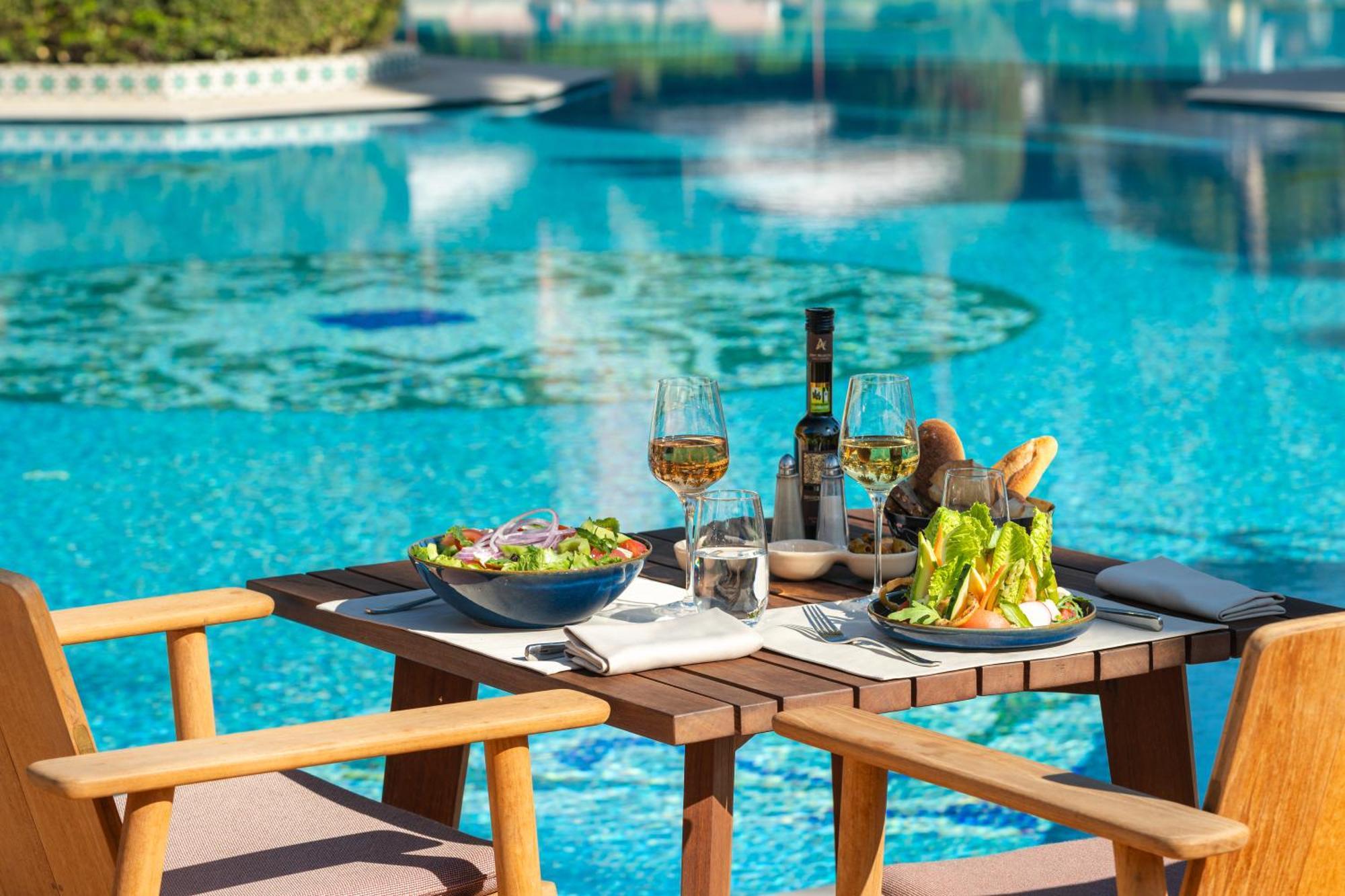 โซฟิเทล มาร์ราเคช เลานจ์ แอนด์ สปา โฮเต็ล Hotel มาร์ราเกช ภายนอก รูปภาพ Poolside dining at the hotel